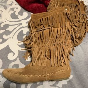 Fringe moccasin boots size 9m